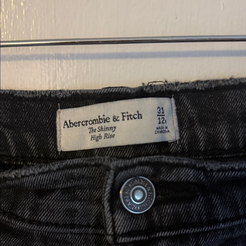 Abercrombie Skinny High Rise Ripped Black Jeans - Picture 2 of 5